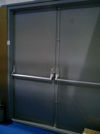 Metalna vrata sa paničnom barom