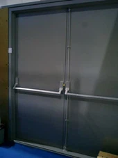 Metalna vrata sa paničnom barom